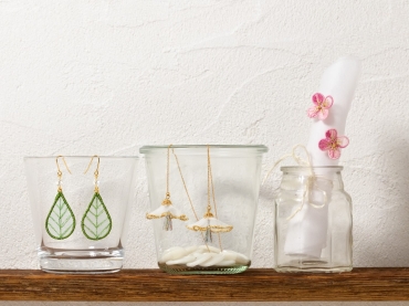 シアー感のあるオーガンジー刺しゅうのピアス