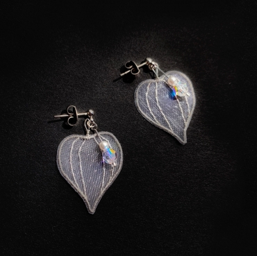 銀の糸で作るオーガンジー刺しゅうのアクセサリー